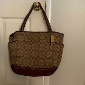 This is a coach shoulder bag. Great condition.